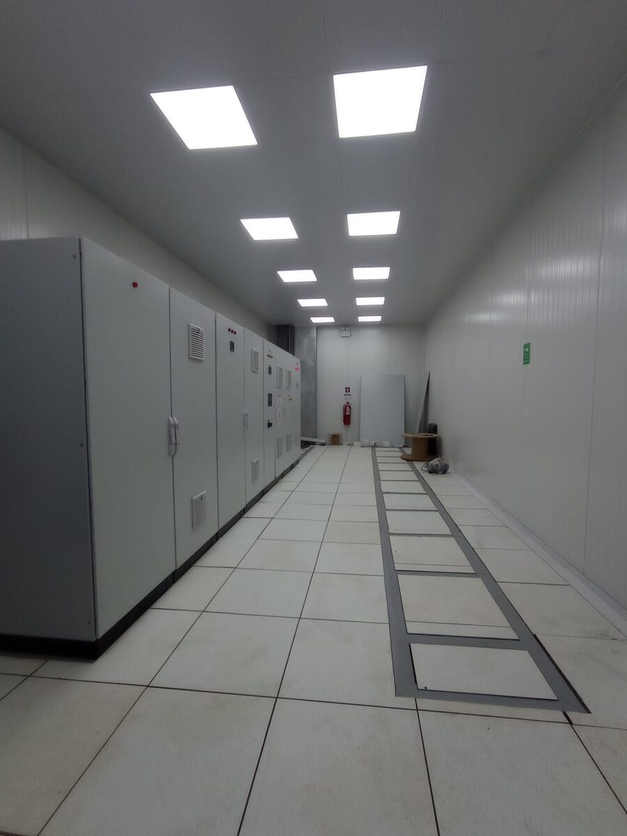 Sala de tableros eléctricos instalación industrial SEC Chile