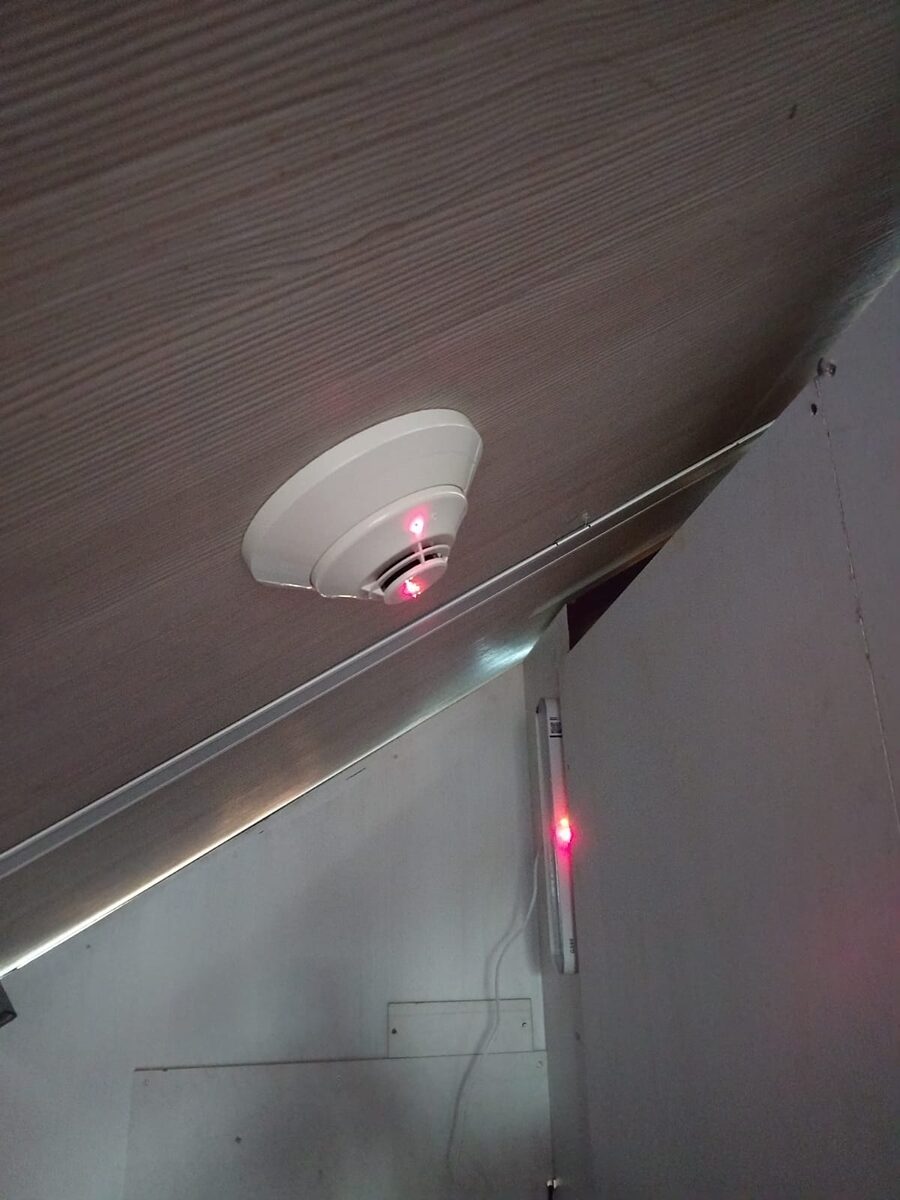 Detector humo sistema contra incendio industrial NFPA